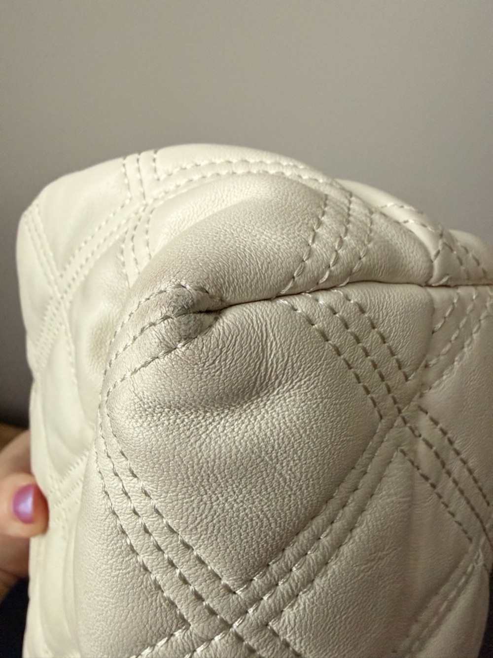 Tory Burch Quilted White Leather Shoulder Bag with Gold Chain - Picture 7 of 13